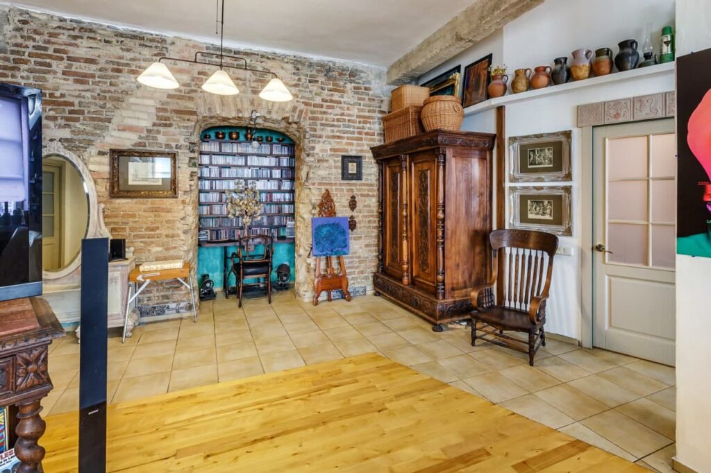 В гостиной – стена монастыря, за окном – кабак. Дизайнерка из Гродно – о жизни в историческом доме