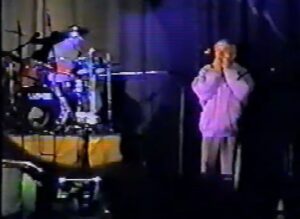 Станислав Свистун выступает в 1999 году на рок-концерте в медицинском университете. Скриншот с видео, предоставленного Сергеем Финским