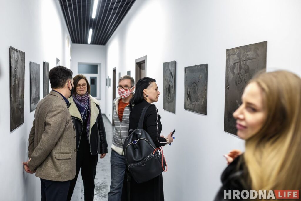 “Меня копируют, значит я чего-то стою”. Выставка Юрия Яковенко “Безвременье” открылась в Гродно