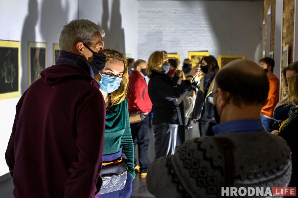 “Меня копируют, значит я чего-то стою”. Выставка Юрия Яковенко “Безвременье” открылась в Гродно