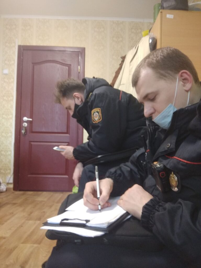 Активиста из Гродно, который помогает бывшим осужденным, избили и уволили. У него дома прошли обыски