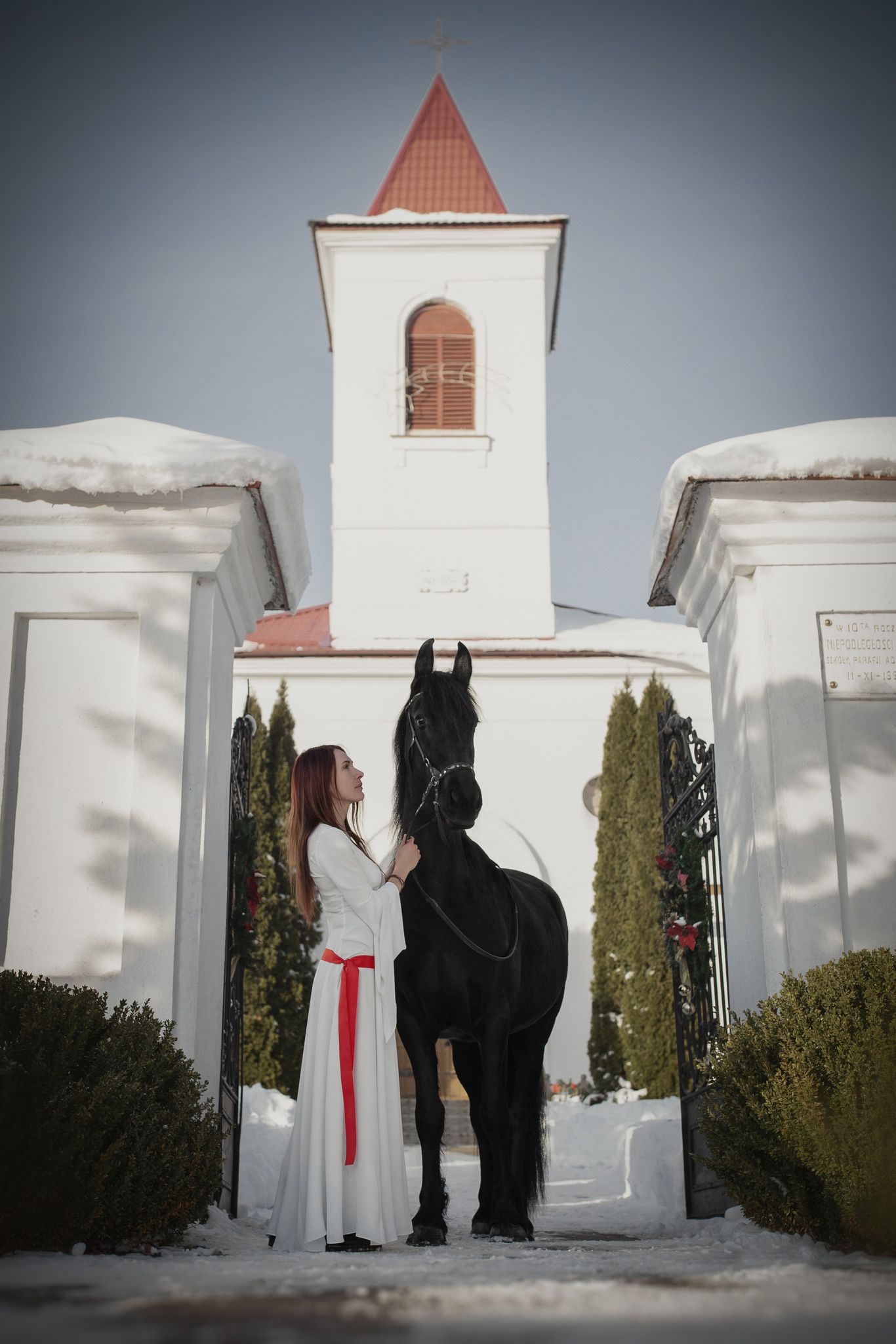 Тату-мастер из Гродно помогла восстановить барельефы и панно в костеле