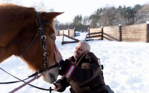 “Увидел лошадь и понял: хочу быть рядом всегда” Артур не слышит и не говорит, но смог найти общий язык с лошадьми и цветами Артур Кунцевич мечтал погладить лошадь с 18 лет. Сейчас ему 56