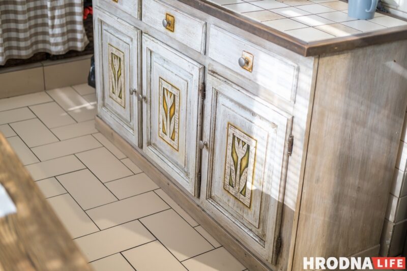 Цветы, колбасы и 10 окон. Семья художников, – о необычной истории своего дома