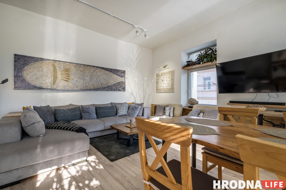 Цветы, колбасы и 10 окон. Семья художников, – о необычной истории своего дома