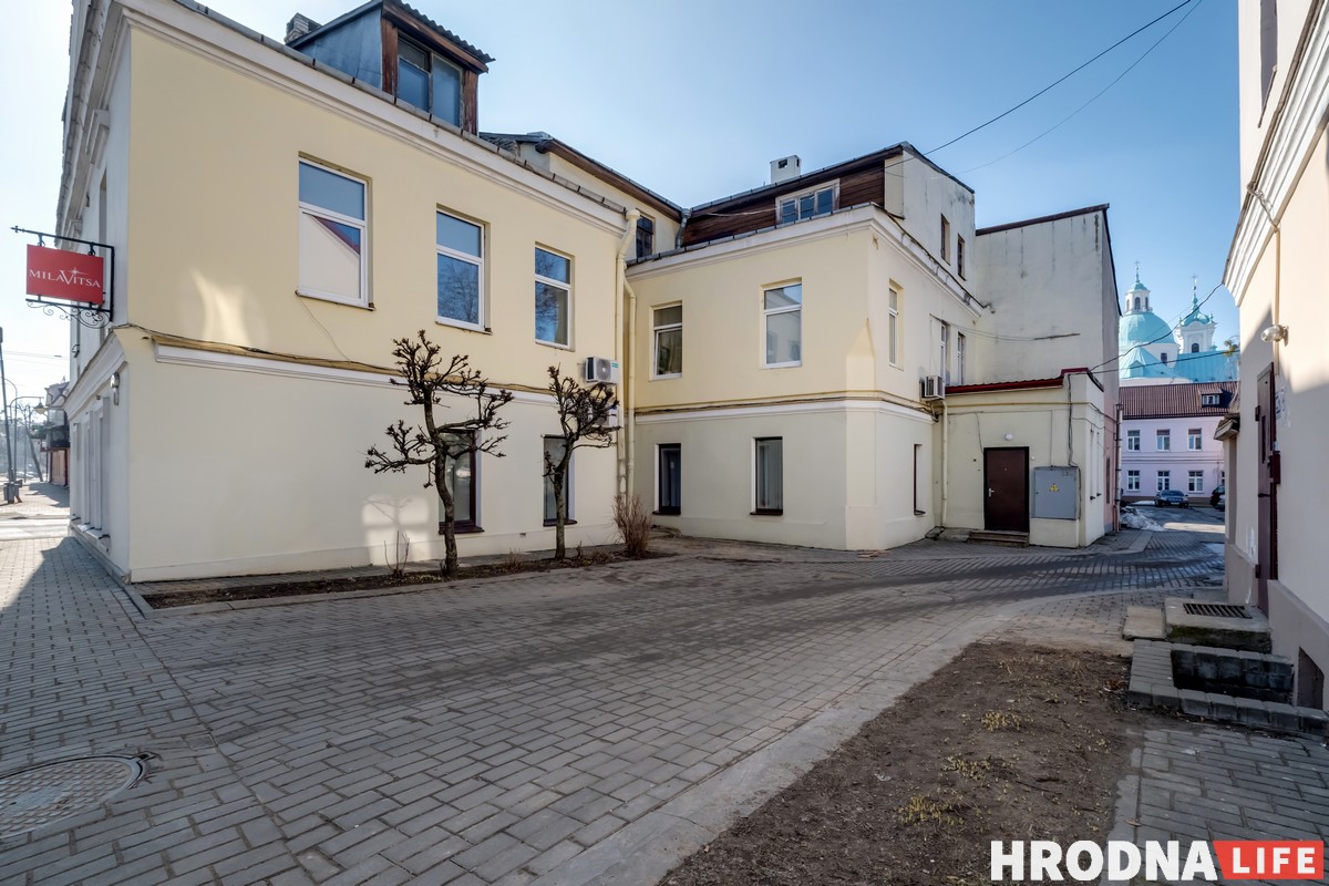 Цветы, колбасы и 10 окон. Семья художников, – о необычной истории своего дома