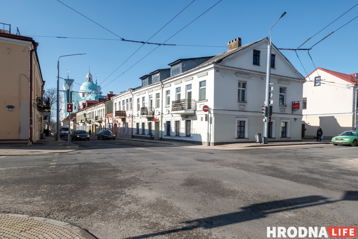 Цветы, колбасы и 10 окон. Семья художников, – о необычной истории своего дома