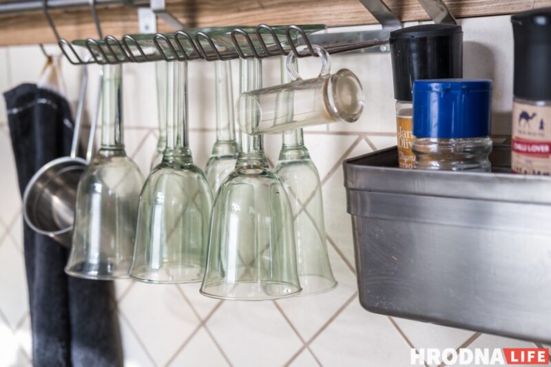 Цветы, колбасы и 10 окон. Семья художников, – о необычной истории своего дома