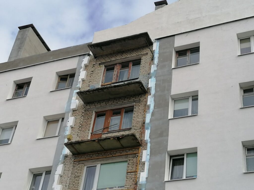 В Гродно упал балкон, а жильцы дома ничего не заметили