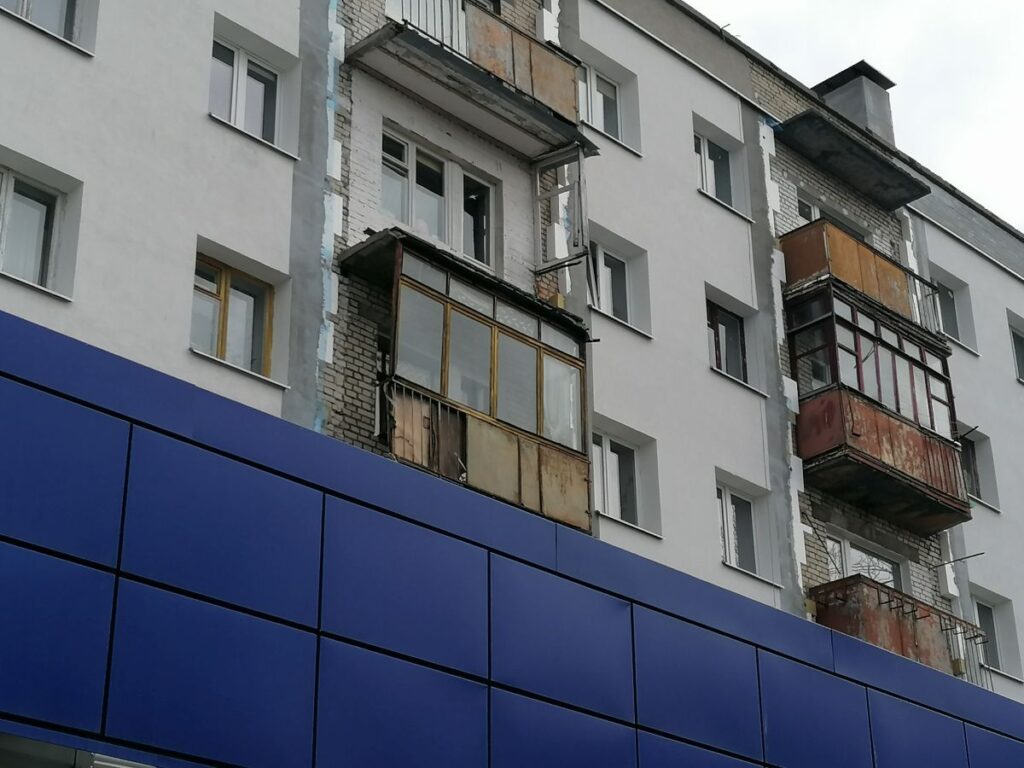 В Гродно упал балкон, а жильцы дома ничего не заметили