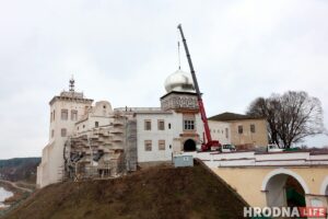 Першая чарга рэканструкцыі. Справа - палац Баторыя, які пакуль захаваўся ў папярэднім выглядзе. Фота: Руслан Кулевіч