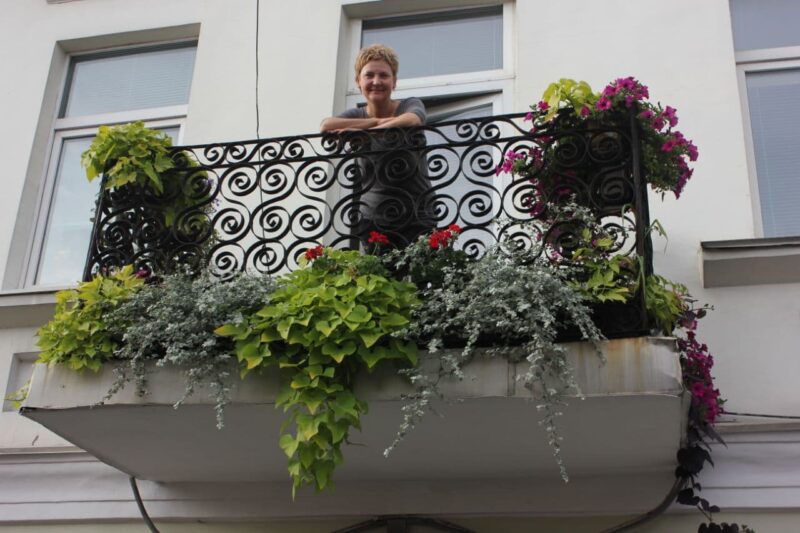 Цветы, колбасы и 10 окон. Семья художников, – о необычной истории своего дома