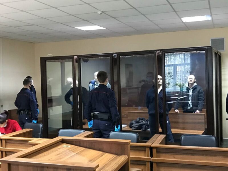 Вадим Хижняков и Михаил Ефимович среди остальных на суде. Фото: Hrodna.life