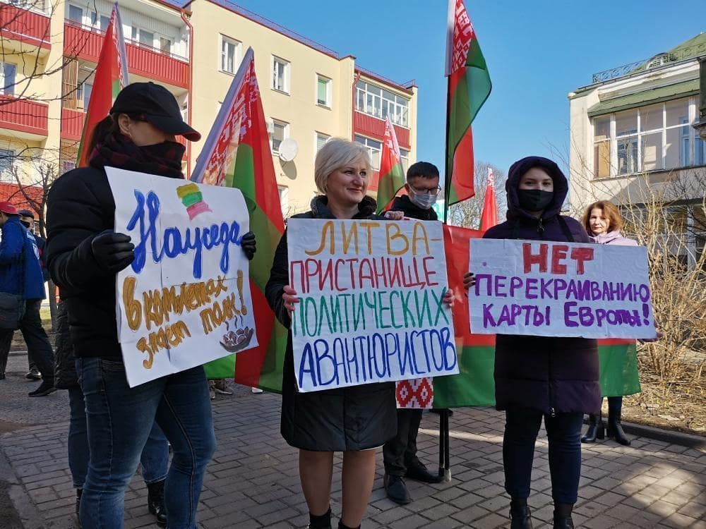 Коммунисты, НОДовцы и Белая Русь митинговали возле Генконсульств Польши и Литвы в Гродно. Власти разрешили