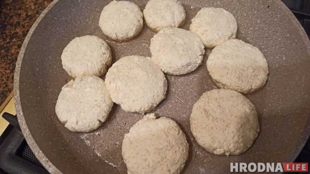 Готовь быстро, ешь медленно. Воскресный завтрак с кокосовыми сырниками и детективом