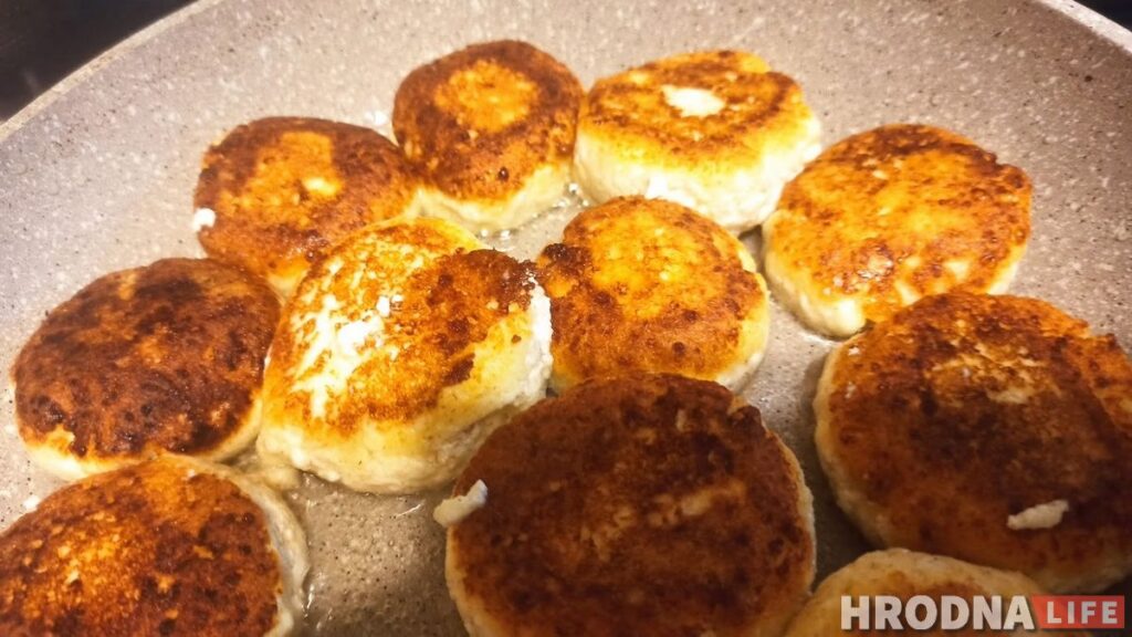 Готовь быстро, ешь медленно. Воскресный завтрак с кокосовыми сырниками и детективом