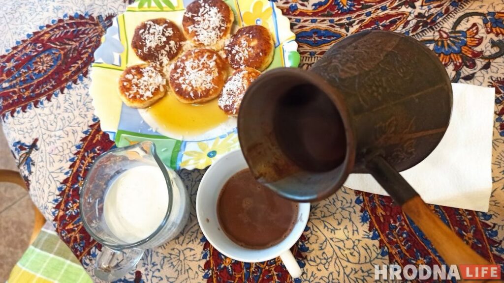 Готовь быстро, ешь медленно. Воскресный завтрак с кокосовыми сырниками и детективом