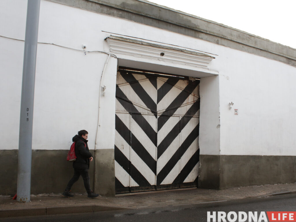 Унітаз затыкаюць хлебам, вяроўкі робяць з пакетаў. Як выжываюць вязні гродзенскай турмы