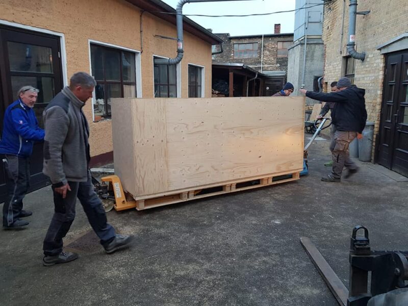 У Гродна прывезлі разны алтар для кірхі. Яму больш за 100 гадоў