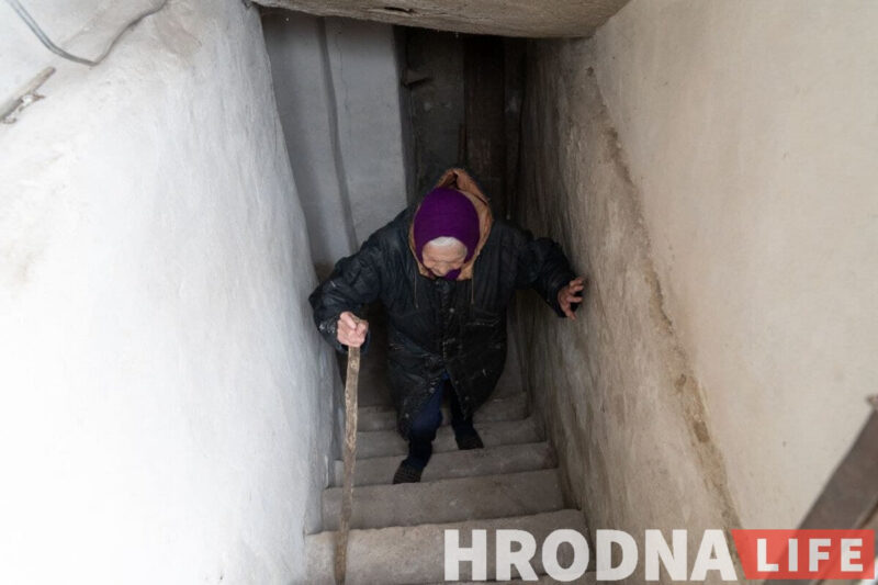 «Нет такого механизма, чтобы списать этот долг». Гродноводоканал судится с 89-летней бабушкой из-за недоплаты за ремонт трубы