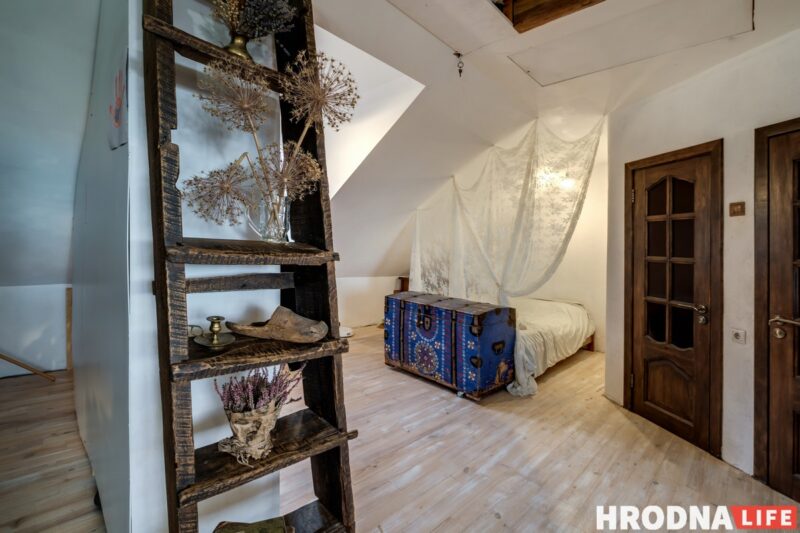 «В каждом окне по открытке». Творческая семья, - о своей квартире на чердаке