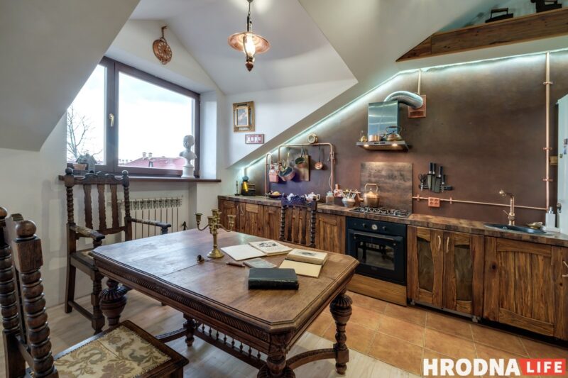 «В каждом окне по открытке». Творческая семья, - о своей квартире на чердаке