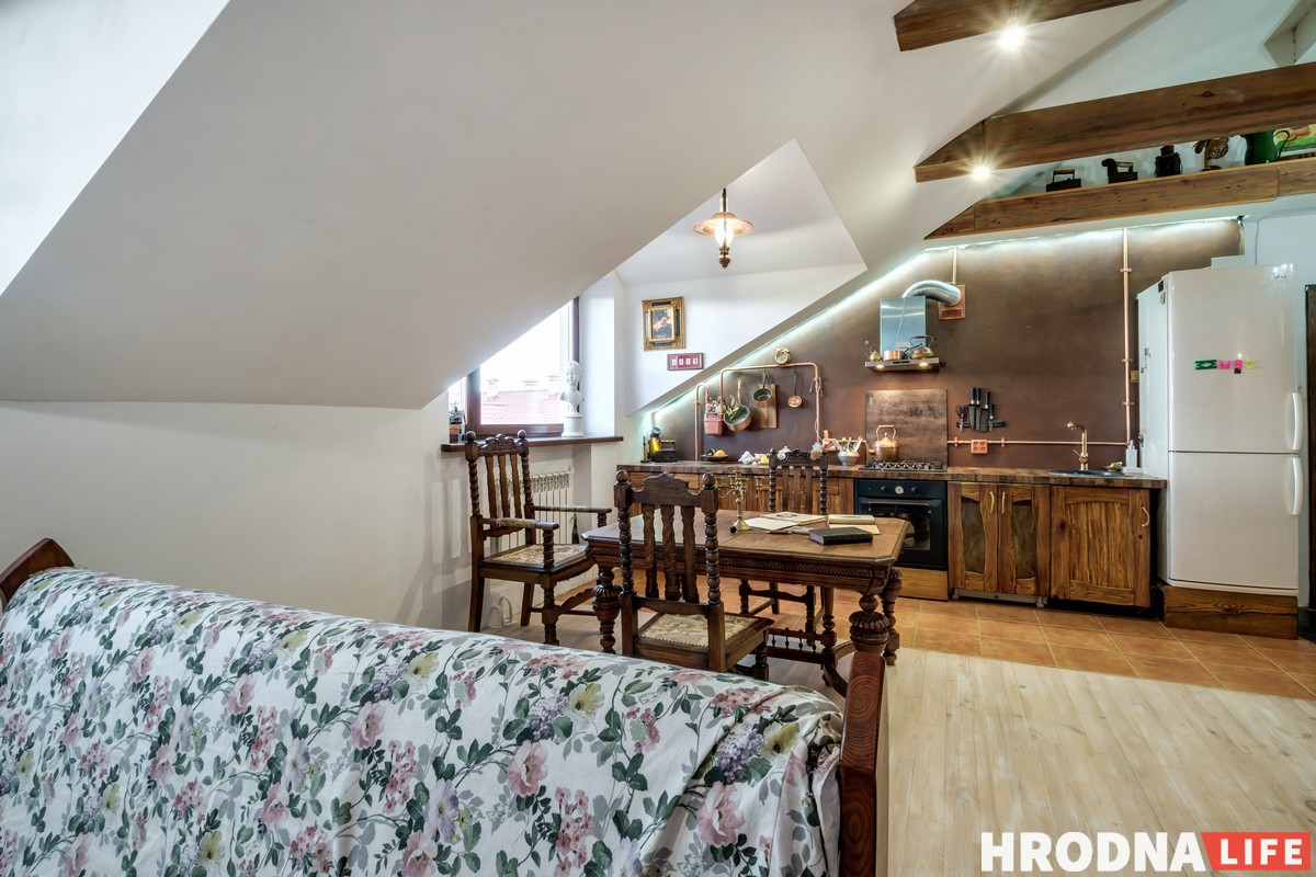 «В каждом окне по открытке». Творческая семья, - о своей квартире на чердаке