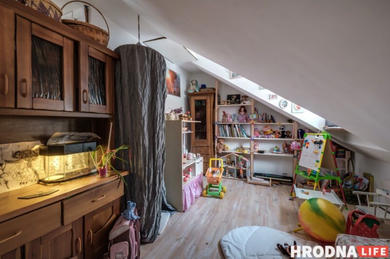 «В каждом окне по открытке». Творческая семья, - о своей квартире на чердаке