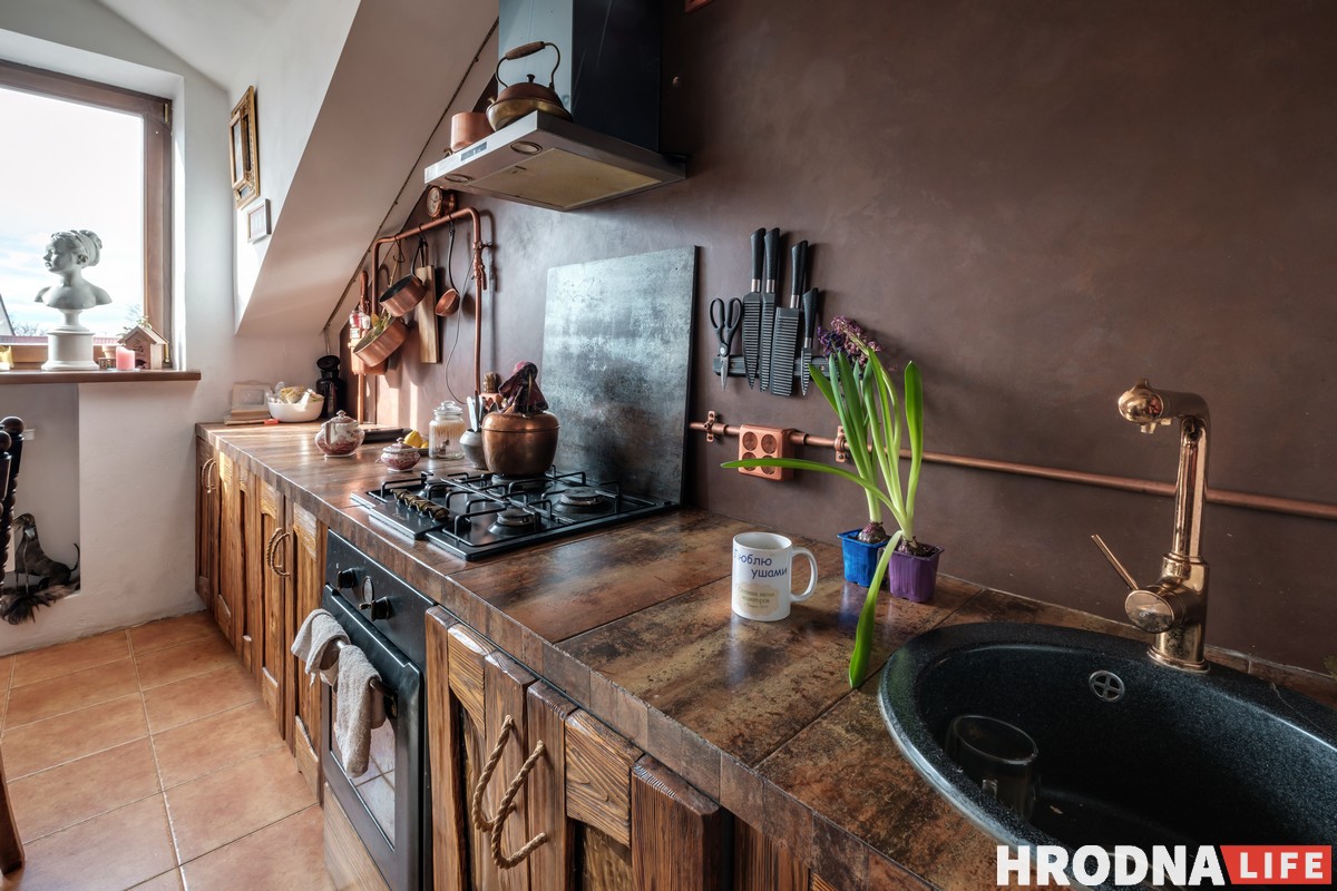 «В каждом окне по открытке». Творческая семья, - о своей квартире на чердаке