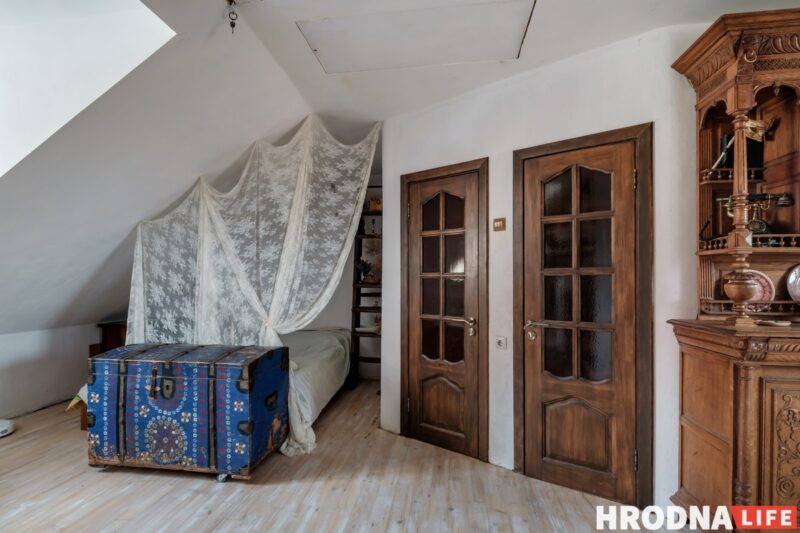 «В каждом окне по открытке». Творческая семья, - о своей квартире на чердаке