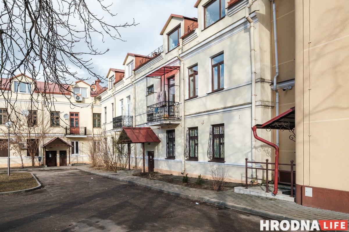 «В каждом окне по открытке». Творческая семья, - о своей квартире на чердаке