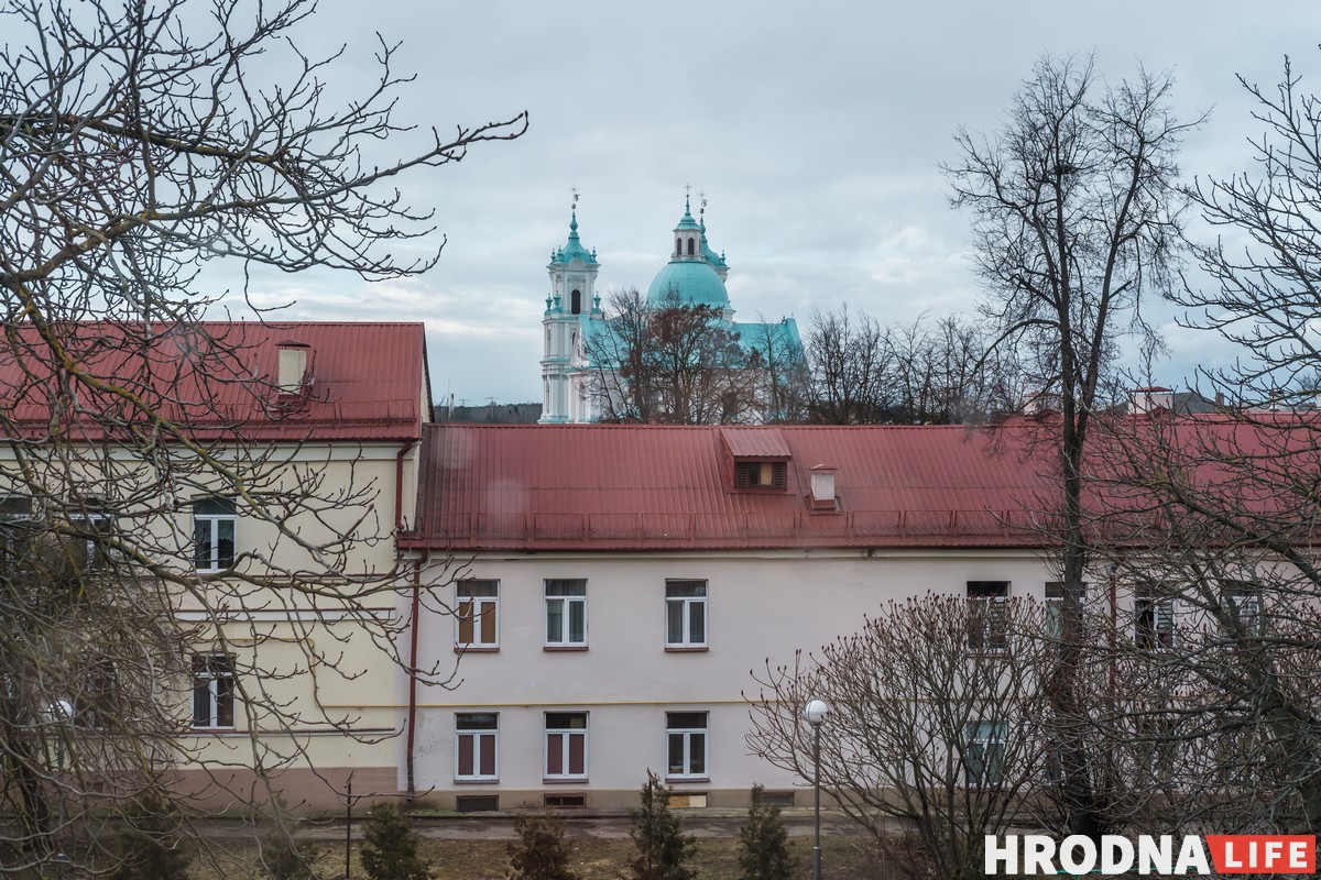 «В каждом окне по открытке». Творческая семья, - о своей квартире на чердаке