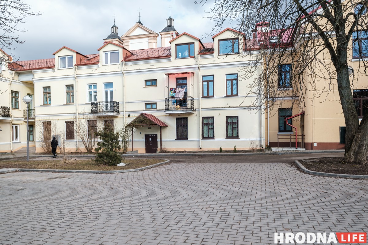 «В каждом окне по открытке». Творческая семья, - о своей квартире на чердаке