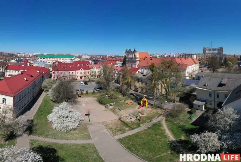 «В каждом окне по открытке». Творческая семья, - о своей квартире на чердаке