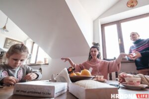 «В каждом окне по открытке». Творческая семья, - о своей квартире на чердаке