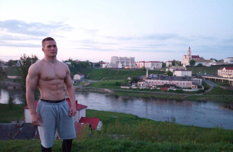 Тренировался в гипсе и всех победил. Захар Дмитриченко из Гродно стал лучшим бодибилдером Беларуси