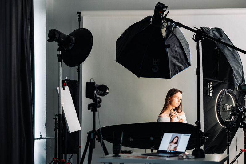 “Полная свобода творчества”. В Гродно открылась новая фотостудия-“конструктор” с живой фотозоной