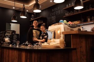 "Вложили всего $5000". Беларусы открыли в Белостоке кофейню: зерна обжаривают украинцы, а с выпечкой помогает теща "Вложили всего $5000". Беларусы открыли в Белостоке кофейню: зерна обжаривают украинцы, а с выпечкой помогает теща