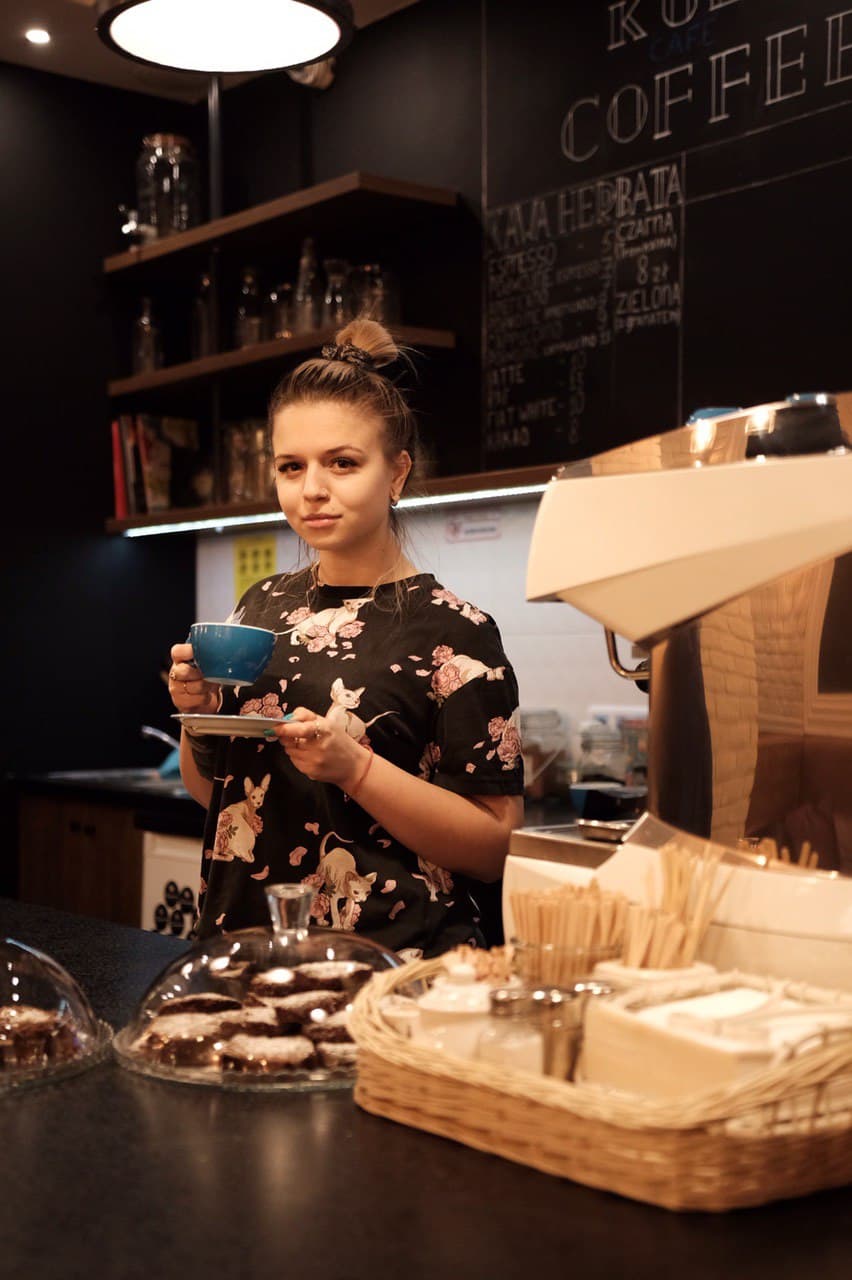 "Вложили всего $5000". Беларусы открыли в Белостоке кофейню: зерна обжаривают украинцы, а с выпечкой помогает теща