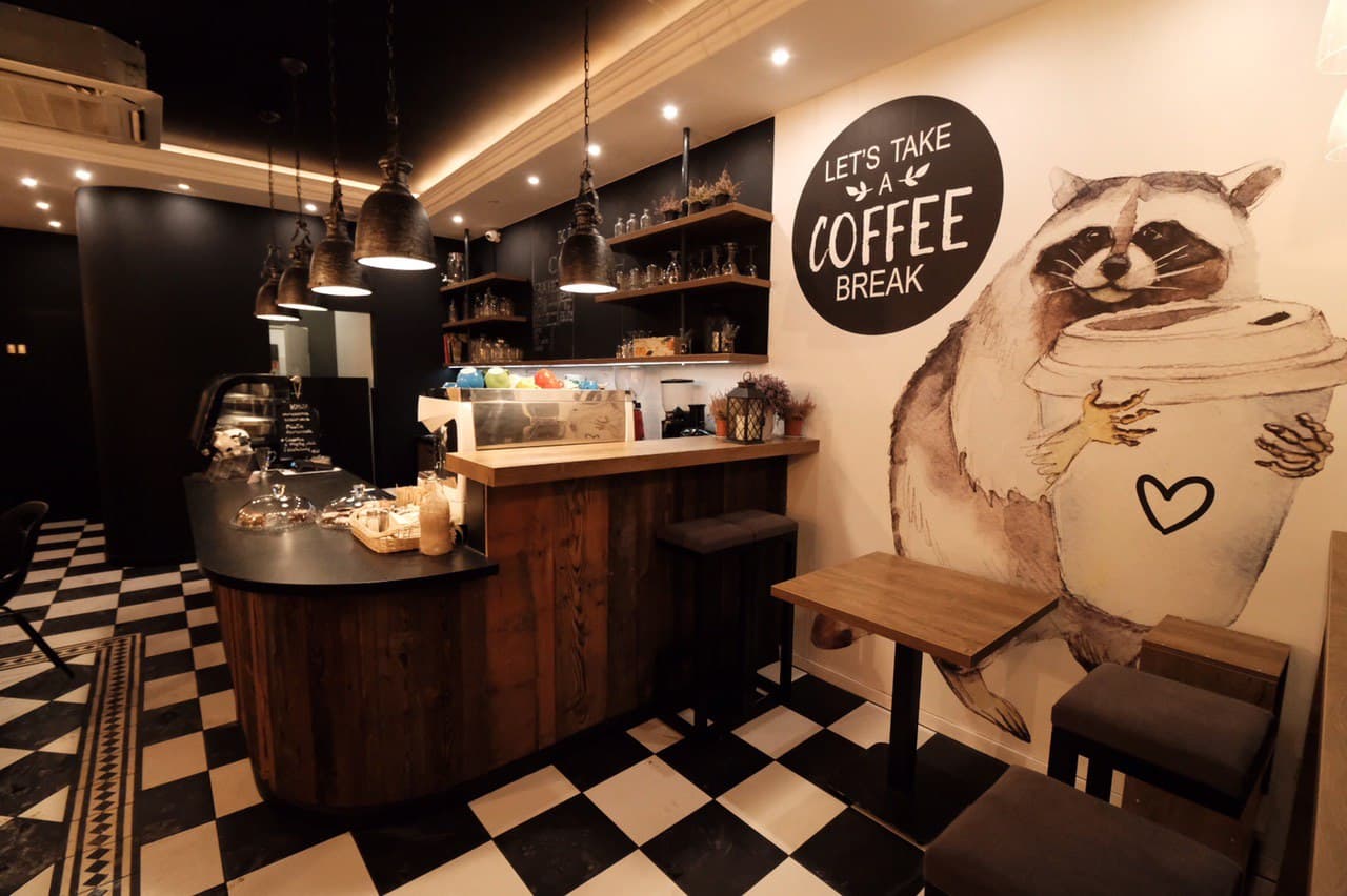 "Вложили всего $5000". Беларусы открыли в Белостоке кофейню: зерна обжаривают украинцы, а с выпечкой помогает теща