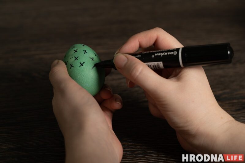 “Покрасилось всё, кроме яиц”. Перед Пасхой проверили 7 способов окраски яиц - работают не все