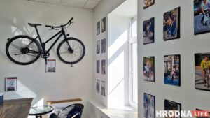 Велокафе "Змитроле" открылось в Гродно. Здесь можно перекусить, починить велосипед и накормить собаку
