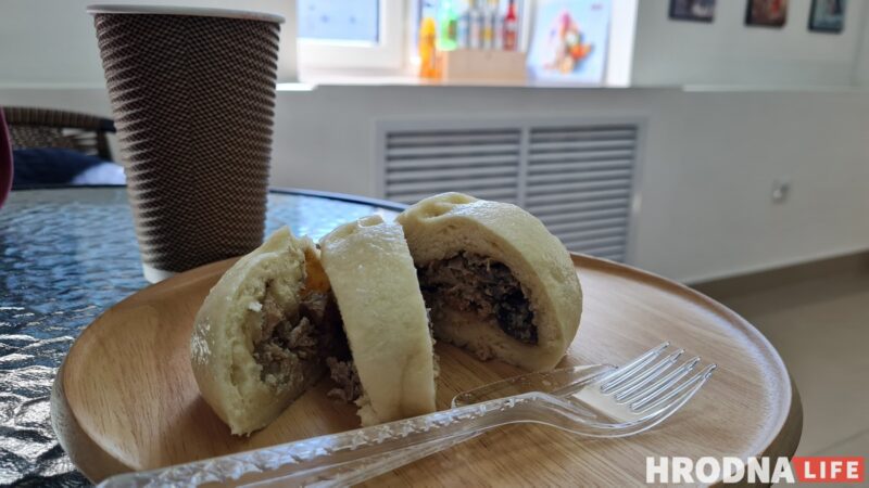 Паровые пирожки. Они уже готовы, но выглядят непривычно, как сырые - золотистой корочки нет