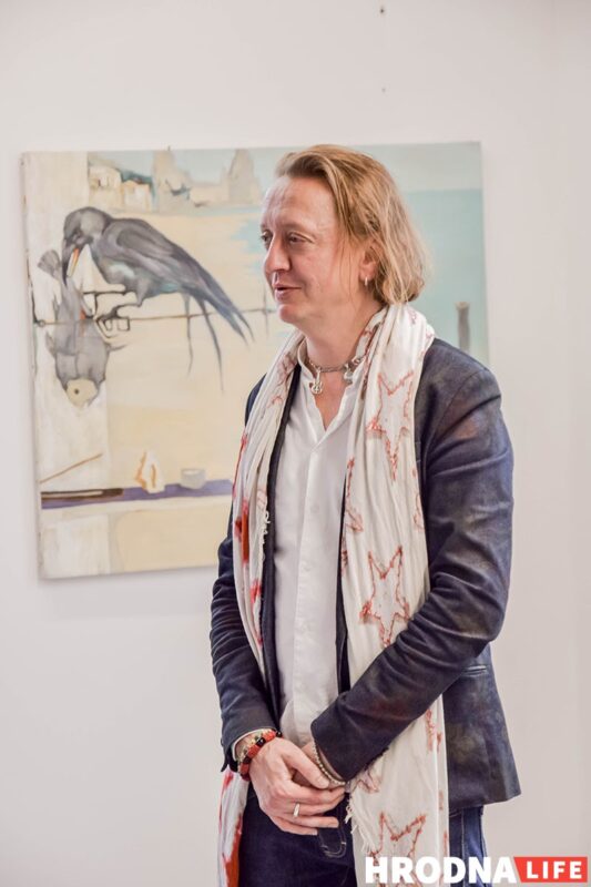 "Дзесьці закахаўся, дзесьці напіўся". У Гродне адкрылася выстава мастака Паўла Шапо