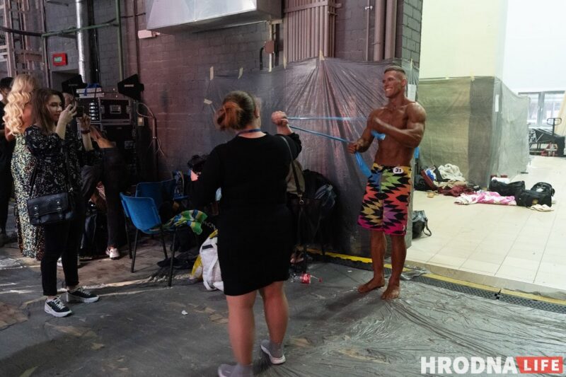 Тренировался в гипсе и всех победил. Захар Дмитриченко из Гродно стал лучшим бодибилдером Беларуси