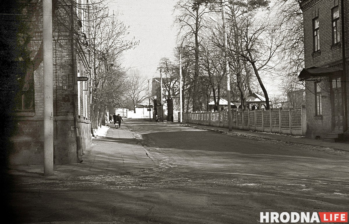 Японские сюжеты и жёлтый кирпич. Дизайнерка — о жизни нескольких поколений в одной квартире