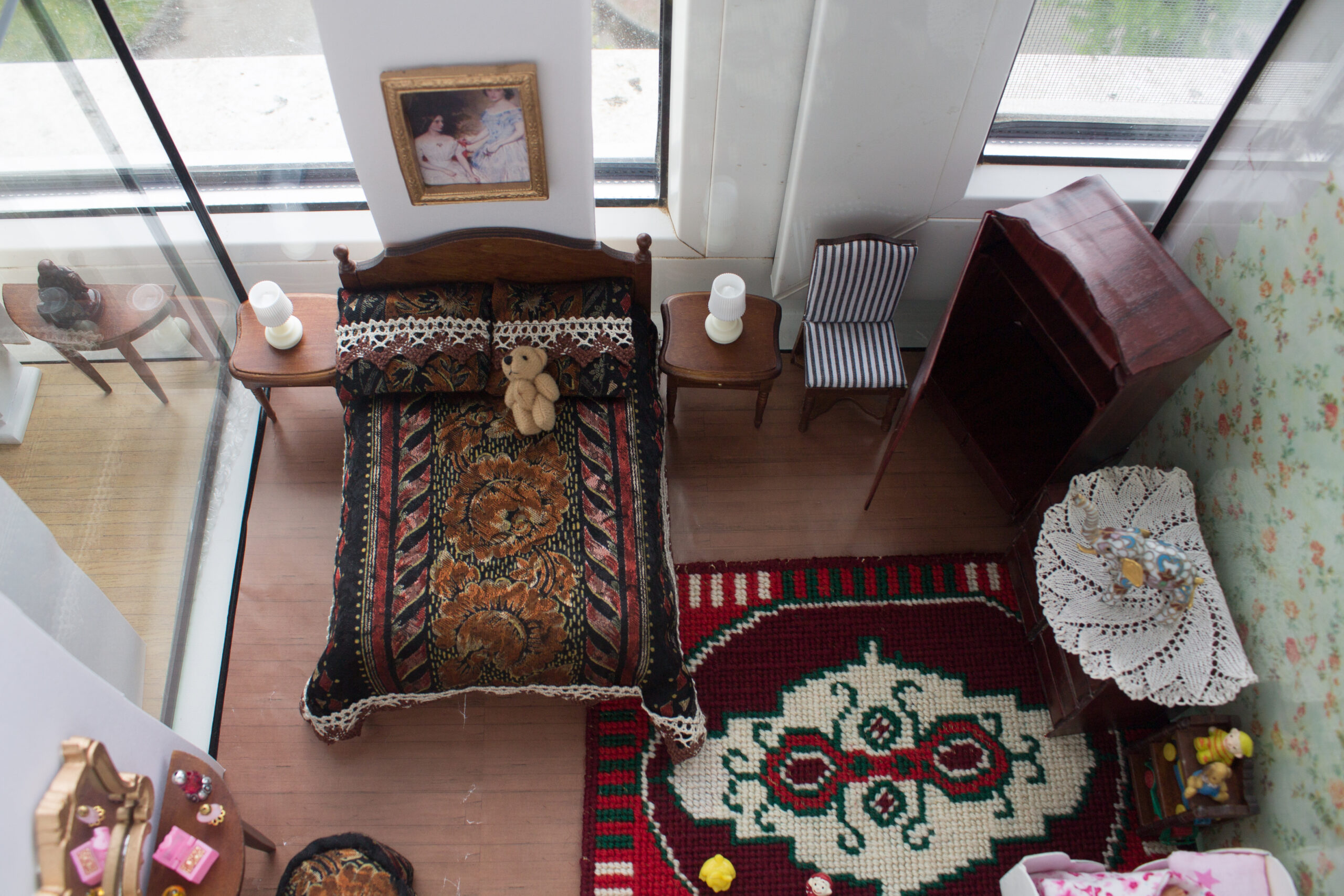 Шкаф из спичечного коробка, а рояль из Китая. Гродненка делает кукольные домики, которые не отличить от настоящих