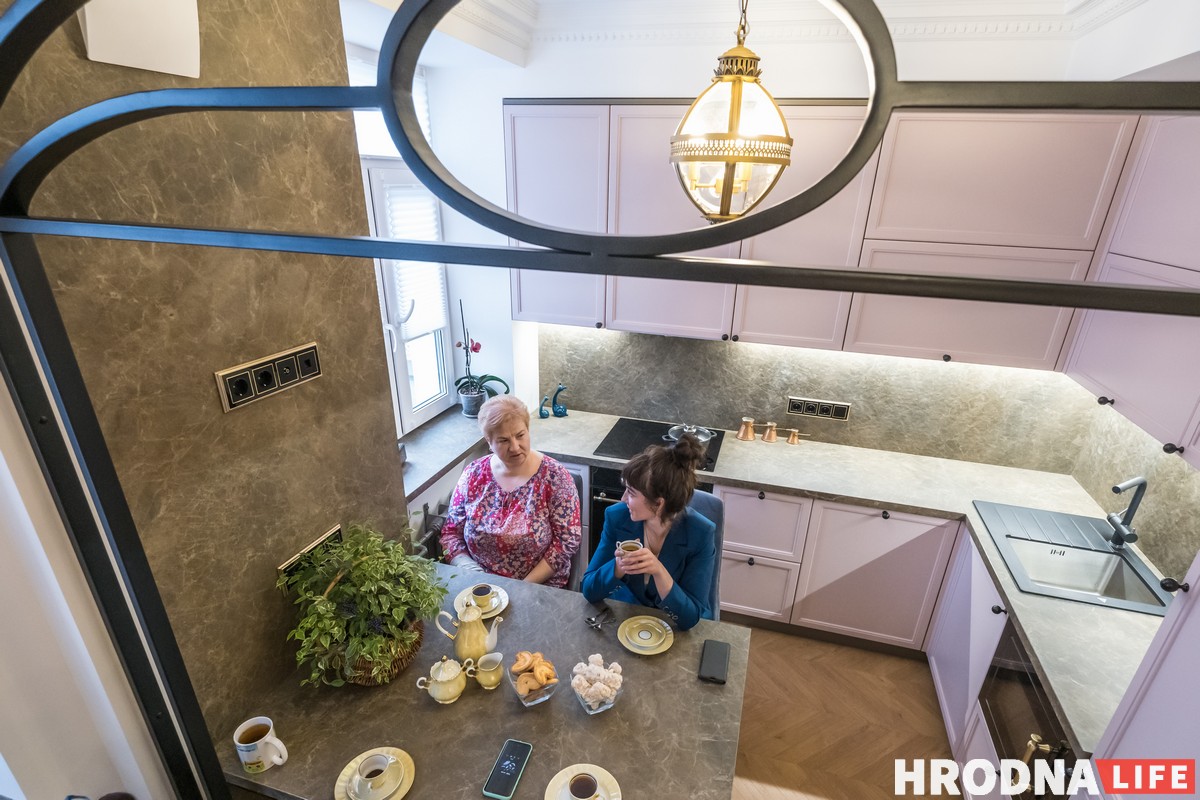 Японские сюжеты и жёлтый кирпич. Дизайнерка — о жизни нескольких поколений в одной квартире