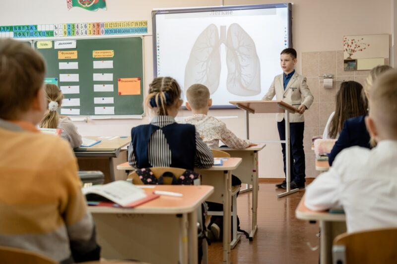 «Мама, разбуди меня в 7 утра, чтобы я успел повторить или решить пример». В гродненской школе дети с инвалидностью с радостью идут на занятия