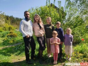 "Раз-облачение - это когда с облаков спускаешься на землю". Многодетная мама из Гродно рассказала о творчестве, трудностях и счастье большой семьи